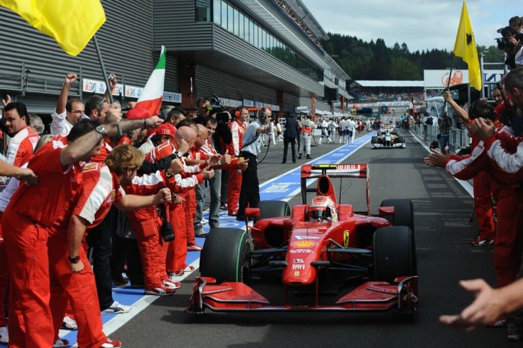 Fernando alonso marca el mejor tiempo bajo la llovizna de spa