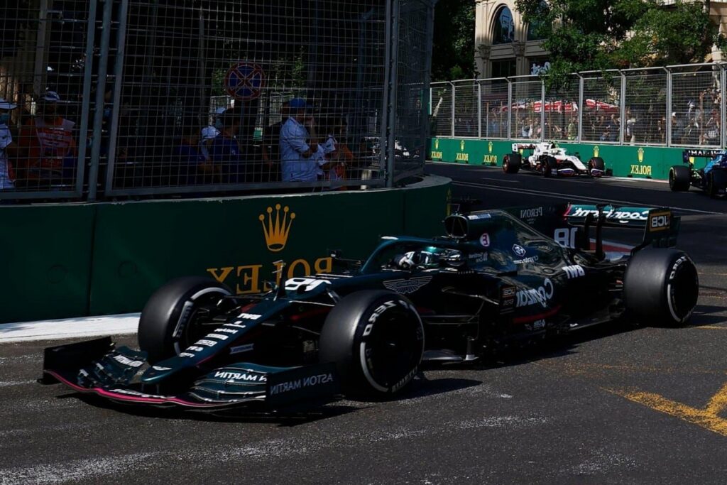 La dronekhana es una gymkhana de drones con un montón de turismos Ford por medio